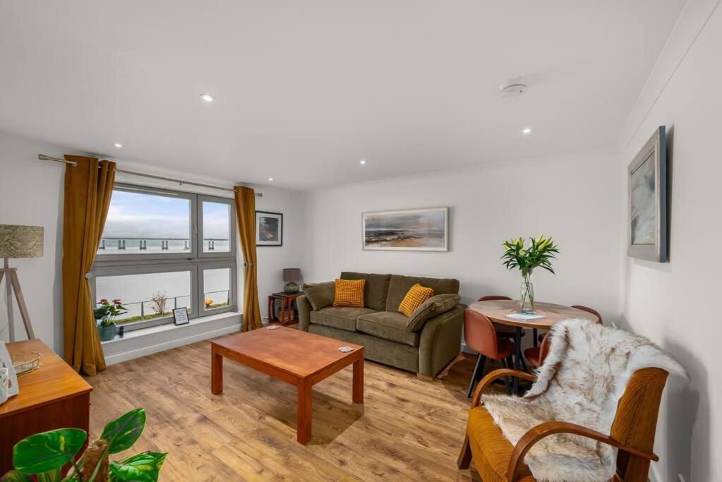 Marine parade apartment with river view - B&B