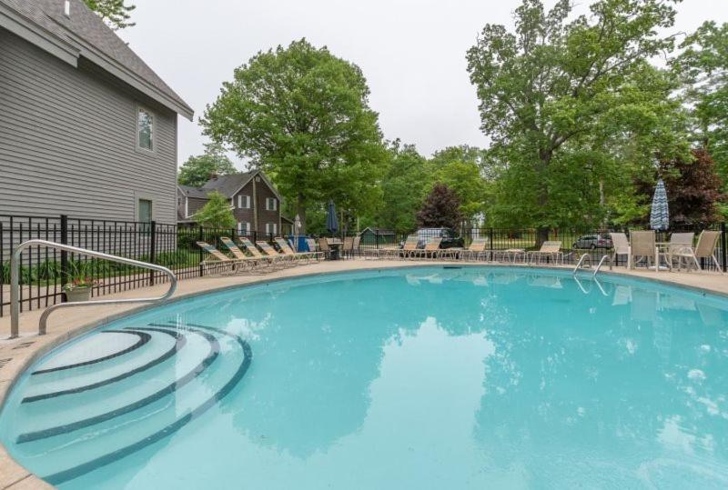 Parkshores 4 - community pool & steps to Lake MIchigan beaches! - B&B