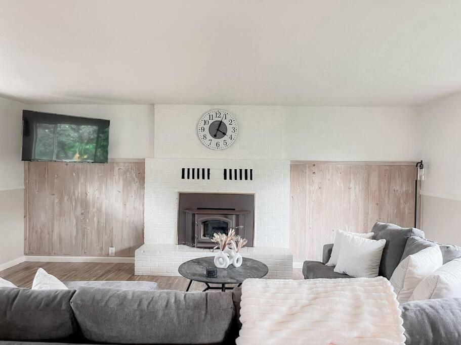 Beautiful Coast Home 3 Minutes From Beach! - Bed and Breakfast
