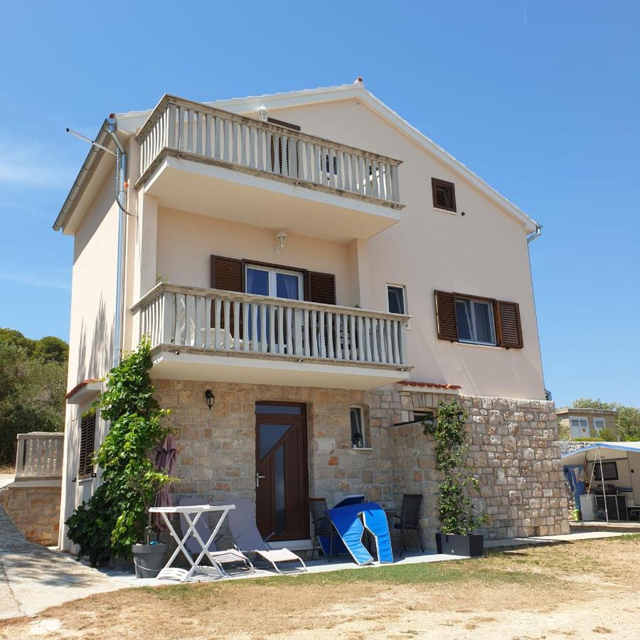 Marija- ground floor studio next to the beach - B&B