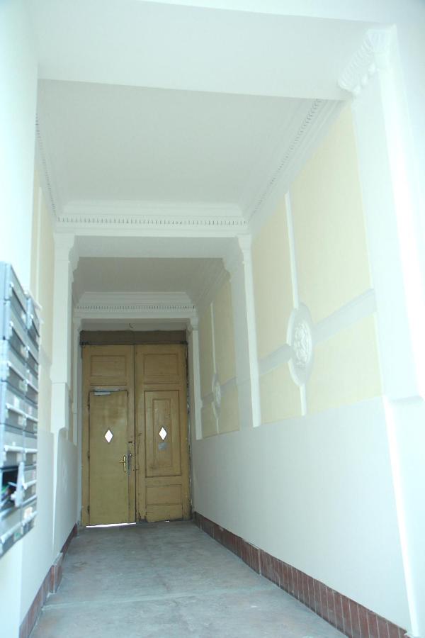 Altbauwohnung mit Charme - selbst Check In - Queensize Bett - B&B Vienna