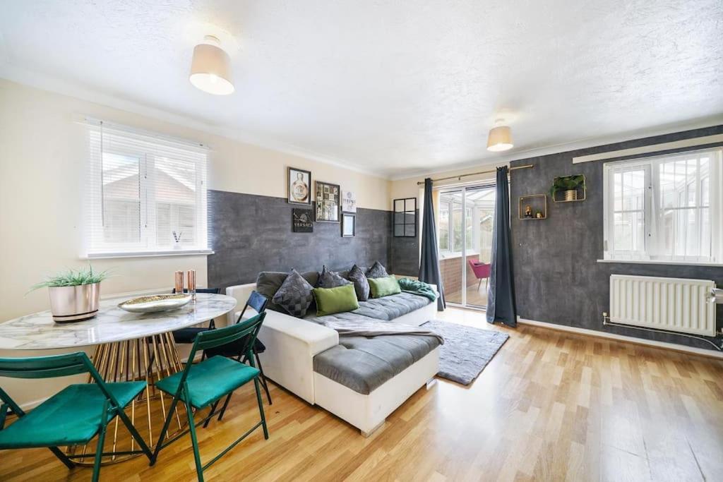 Butterside House - Spacious Retreat - B&B Kingsnorth