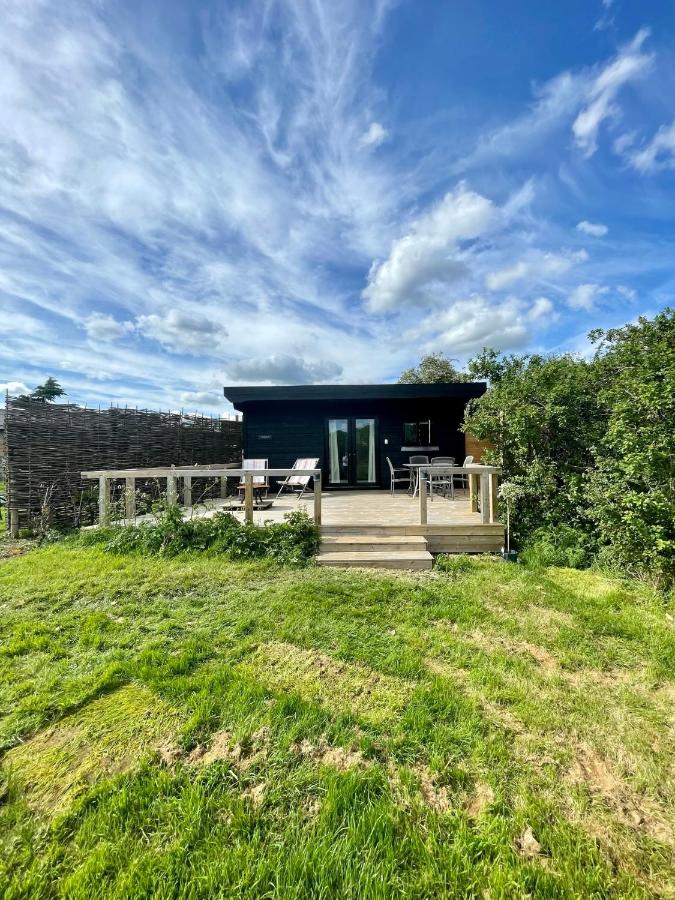 B&B Evesham - The Hut - A Shepherd's Hut on our family farm in Warwickshire - Bed and Breakfast Evesham