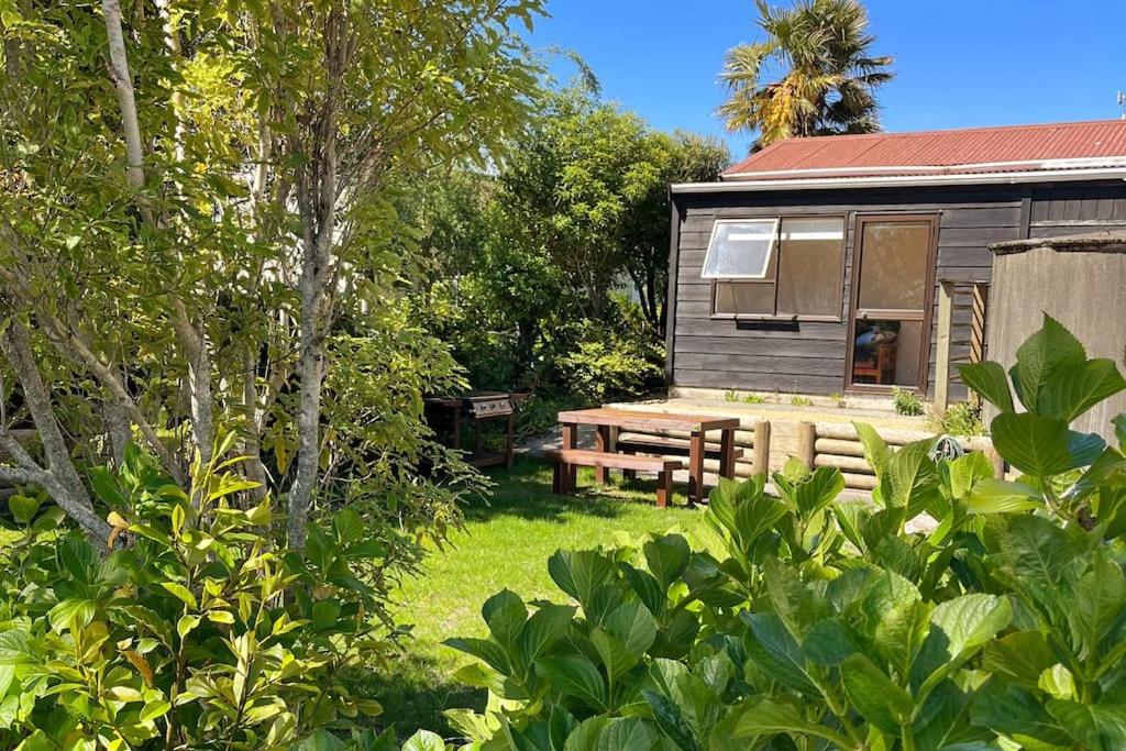 B&B Parapara - Beachside Gem - Cosy Chalet - Bed and Breakfast Parapara