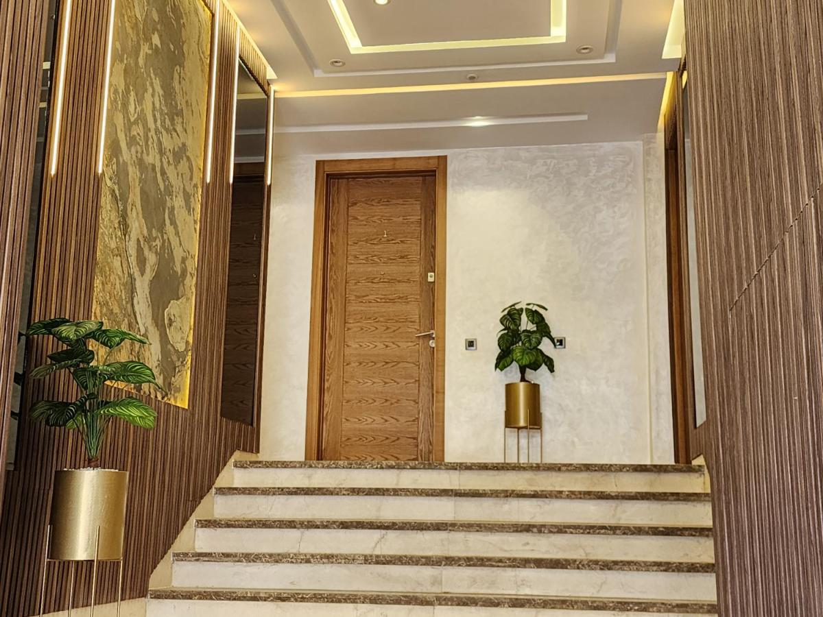 The 51 Hermitage by IB Signature - Elegant 1BR, Peaceful - 24 x7 Security - Self check-in - Parking - City View with terrace - Walk to Cafes! City Centre & Tram - Ferienwohnung Casablanca