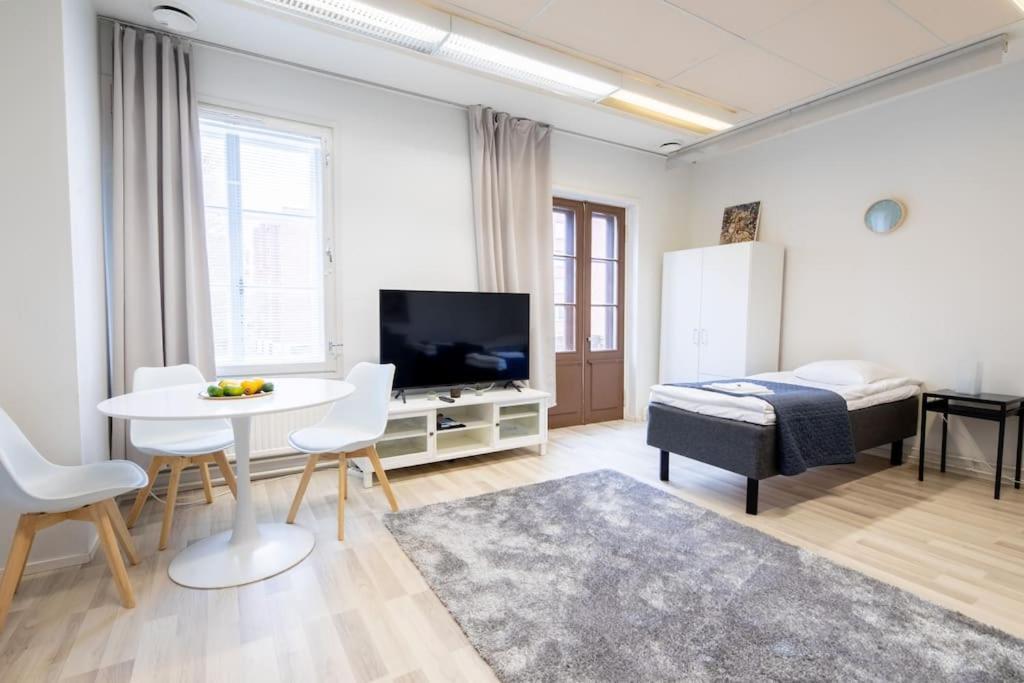 Keskusta sviitti parvekkeella ja pyykinpesukoneella Vanha Postitalo - B&B
