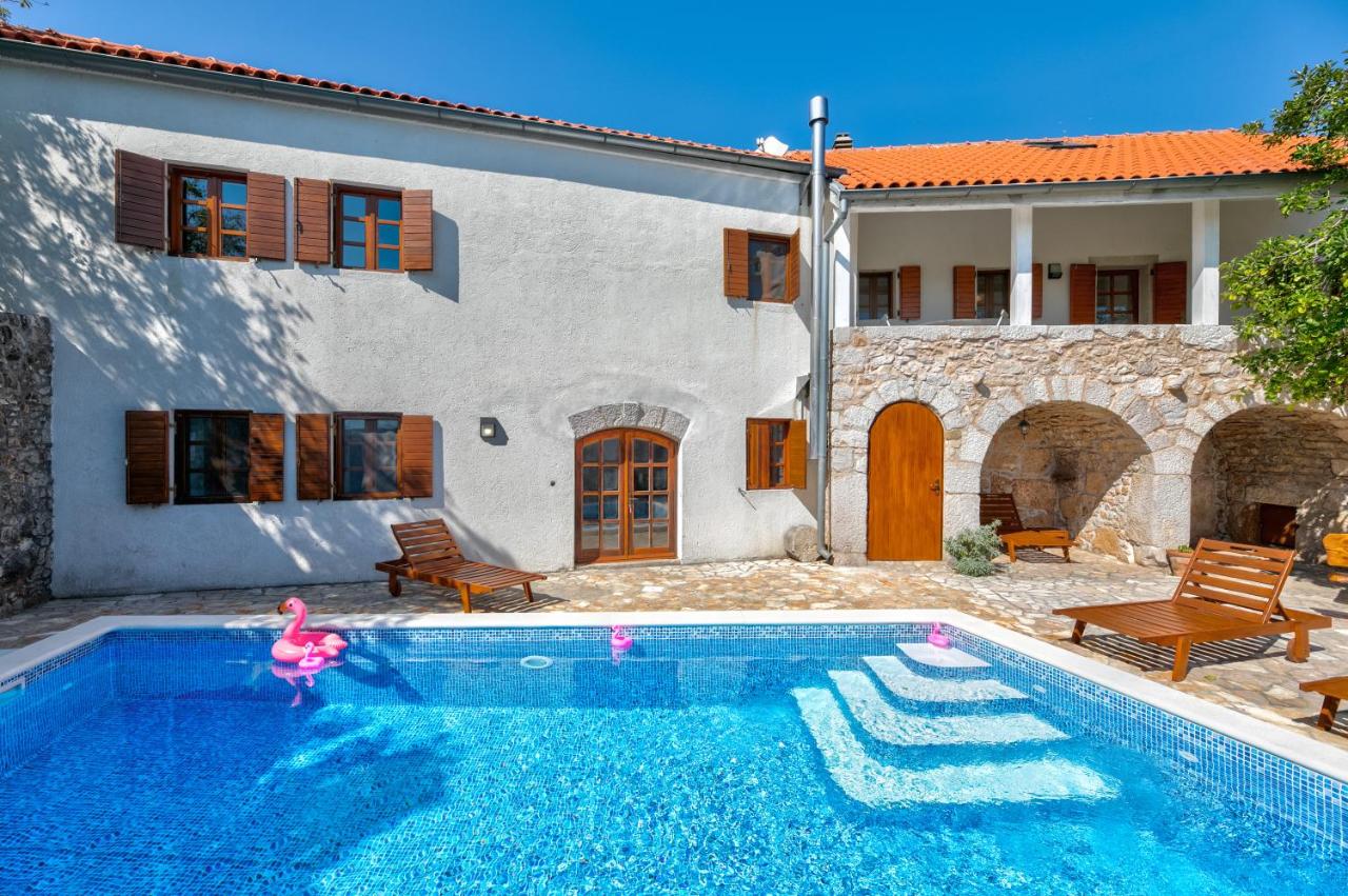 Villa Nina - With a heated pool - B&B Tribalj