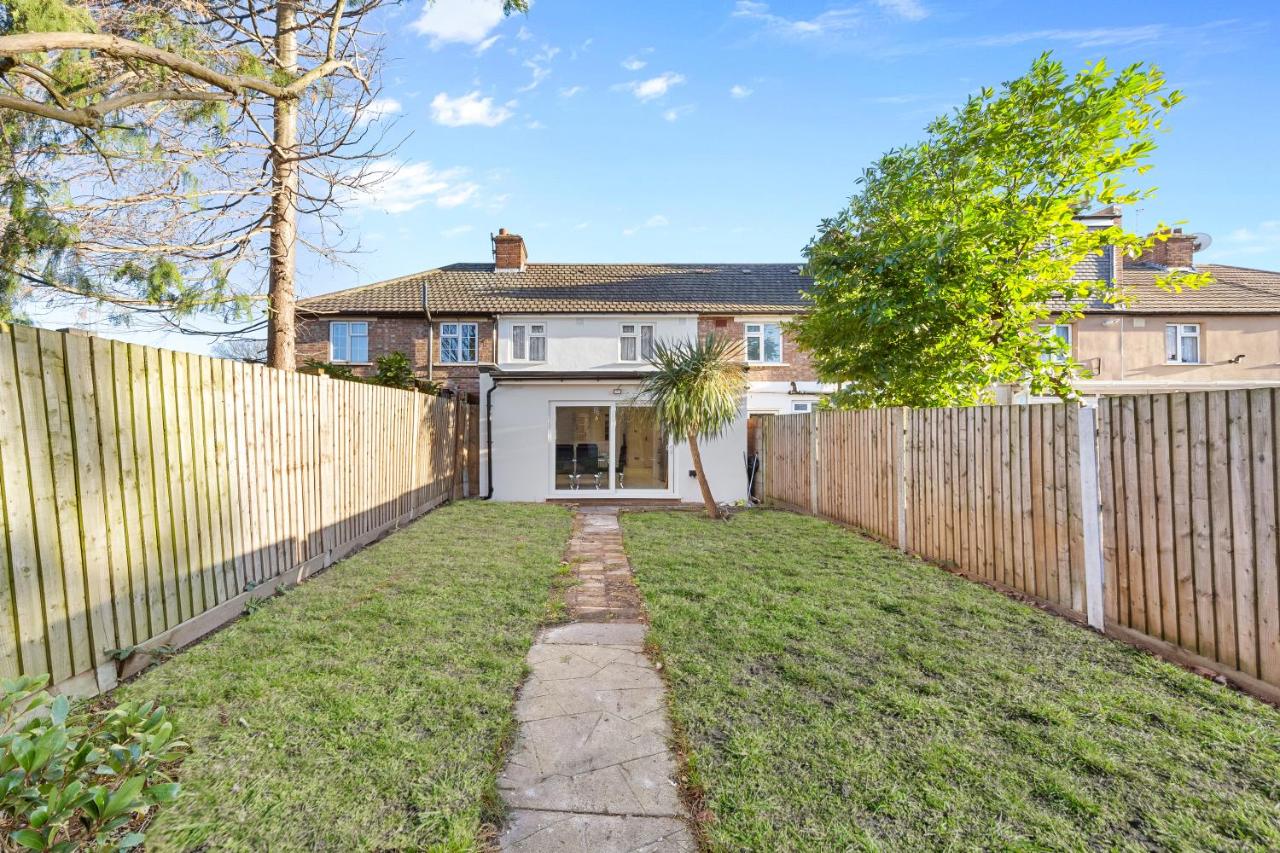 Flourish Apartments-Sutton-House - B&B