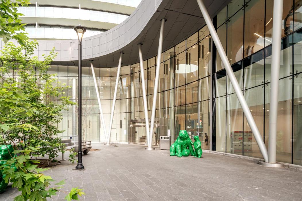 High Rise Condo with Stunning Lake and CN tower view - Ferienwohnung Toronto