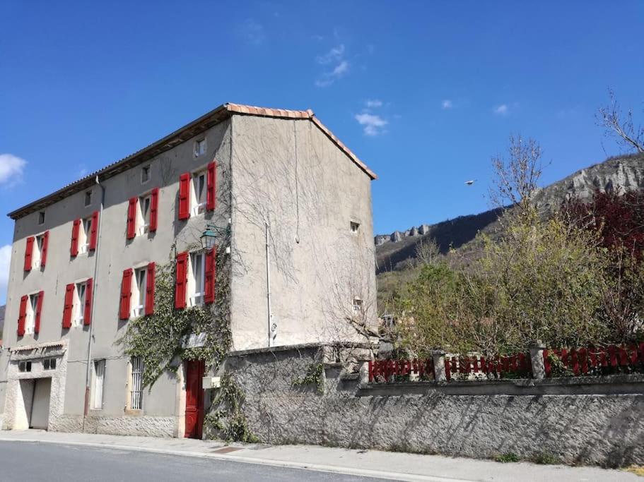Maison aux volets rouges - B&B Tournemire