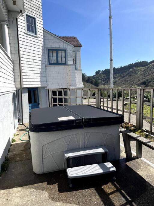 Historic Coast Guard House and Cottages - B&B