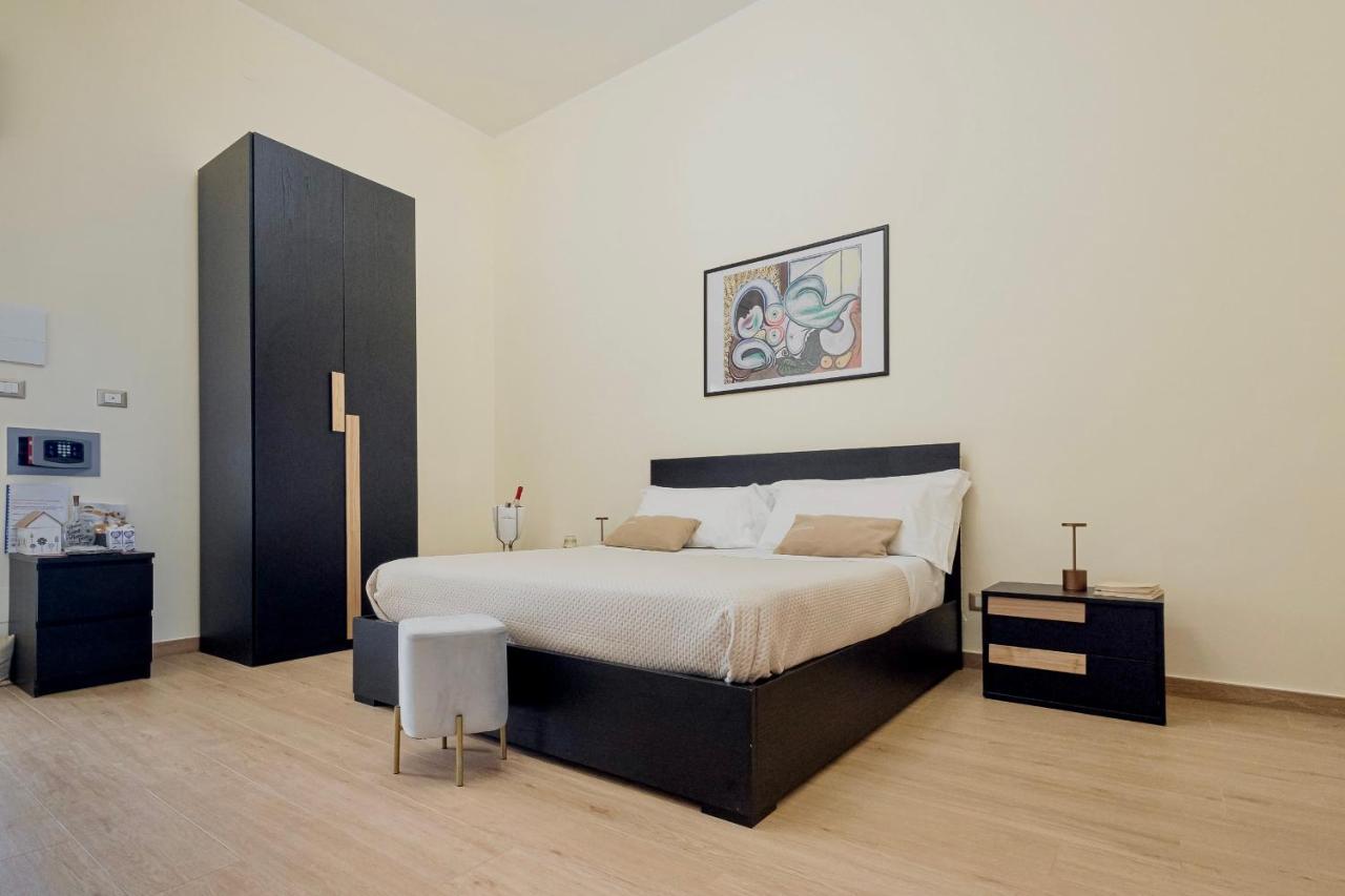 Zimmer mit Queensize-Bett und Whirlpool-Badewanne