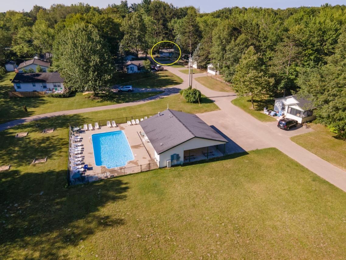 Goshorn 18 - Located in Goshorn Lake Resort - Shared pool - Lake access - B&B