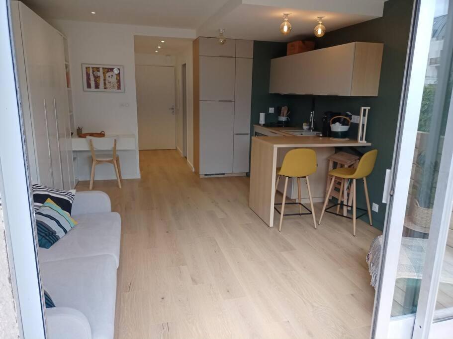 Ty Jolie Super Grand Studio avec Parking et Terrasse - B&B Rennes