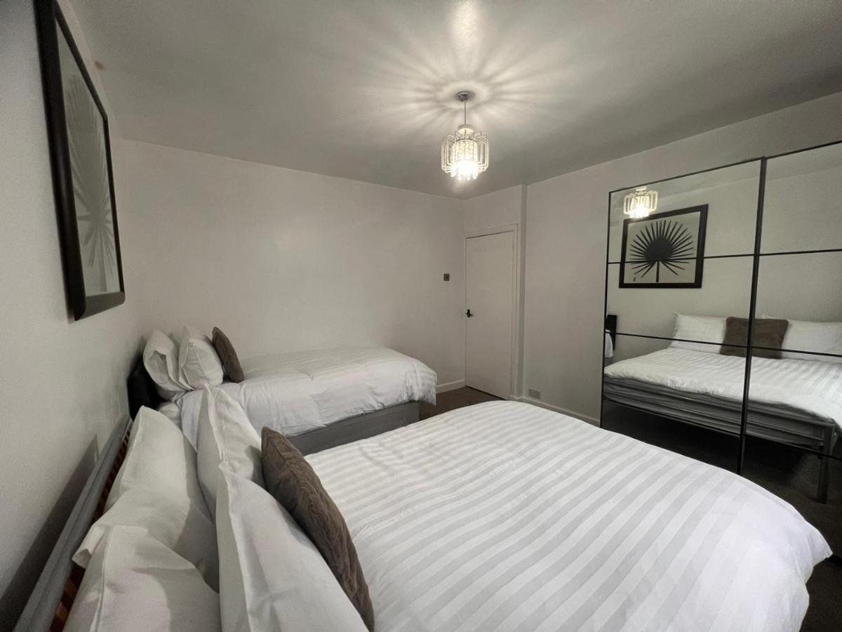 Deze driepersoonskamer heeft een gedeelde badkamer.