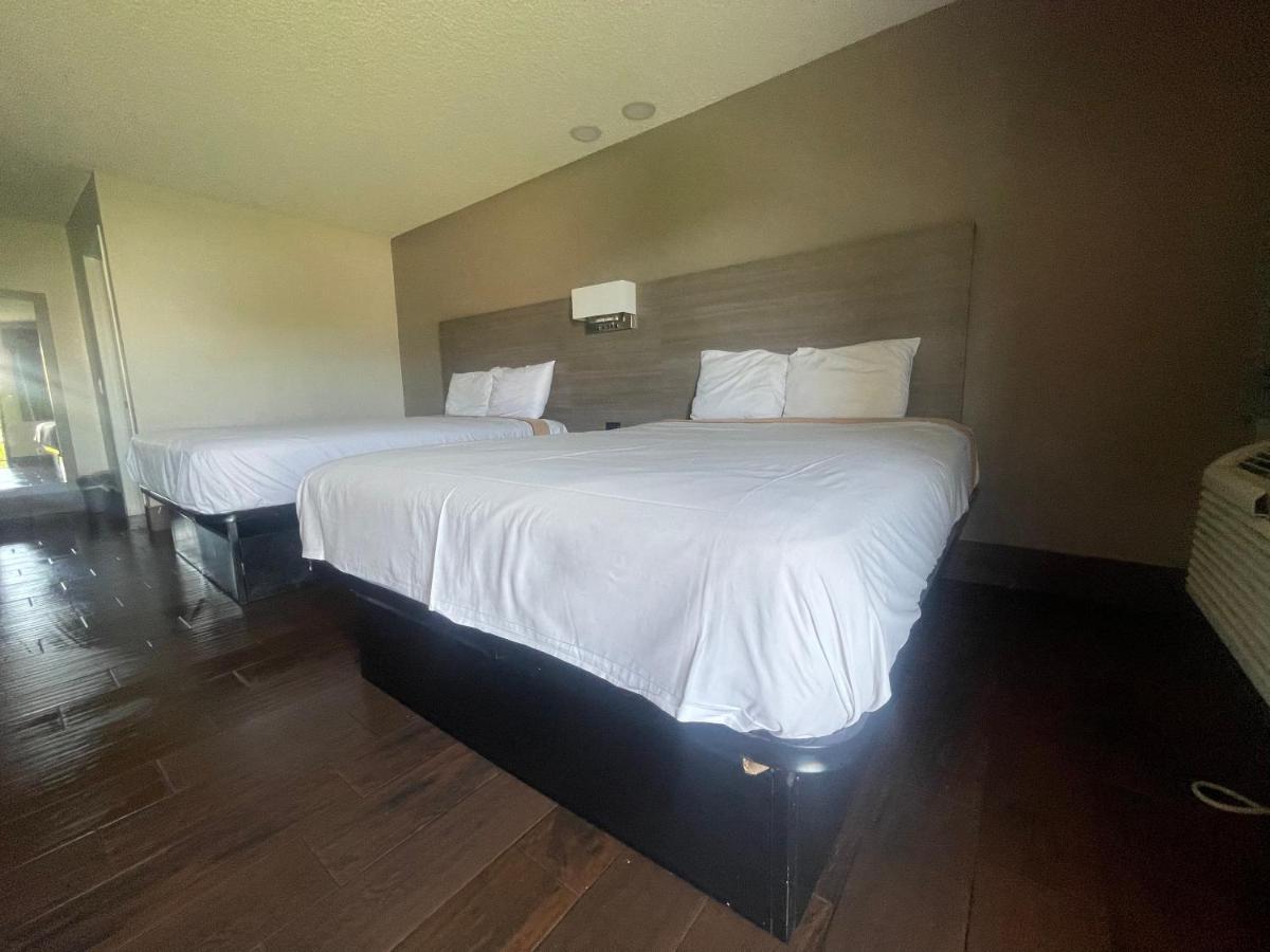 Queen Room with Two Queen Beds - Smoking