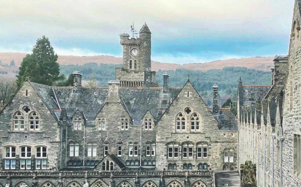 B&B Fort Augustus - The Classrooms, Loch Ness Abbey - 142m2 Lifestyle & Heritage apartment - Pool & Spa - The Highland Club - Resort on lake shores - Bed and Breakfast Fort Augustus