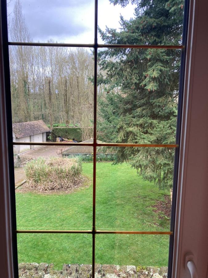 Zimmer mit Kingsize-Bett und Gartenblick.