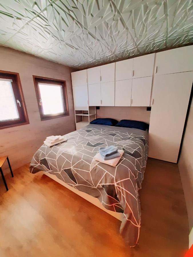 Apartment with Mountain View