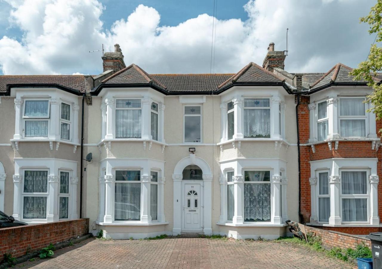 Spacious 4-bedroom House Free parking - Bed and Breakfast