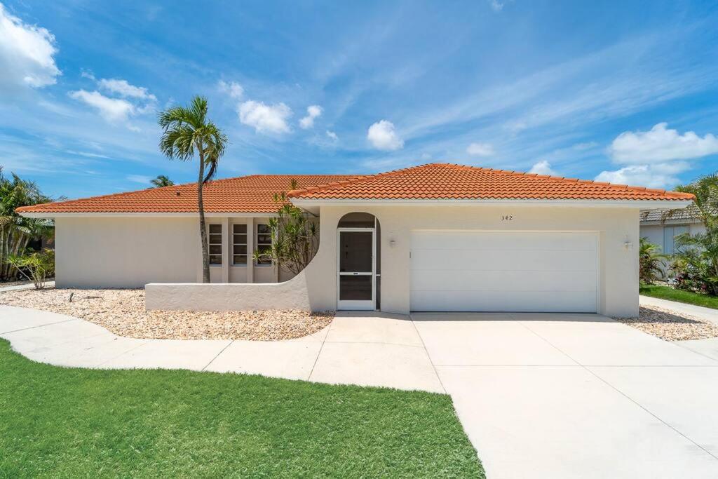 ELEVATED 342 - Sunny Waterfront Pool and Spa 3 Bed home - B&B Marco Island