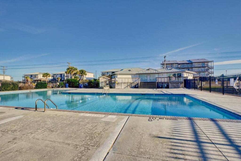 Waterfront*Steps to beach*Boat Launch*Kayaks*Pools - B&B Topsail Beach