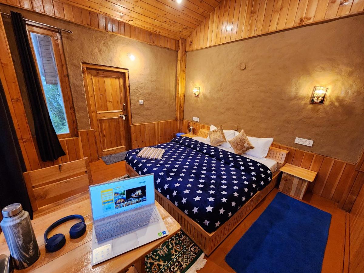 Habitación con cama extragrande y vistas a la montaña