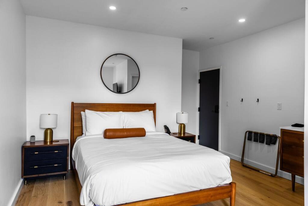 DTWN Bangor, Historic Hotel, Coffee Shop in building, Room # 105 - Bed and Breakfast Bangor