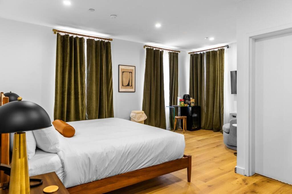 King Bed, DTWN Historic Hotel, Fiber Wifi, 50 in Roku TV, Room # 106 - B&B
