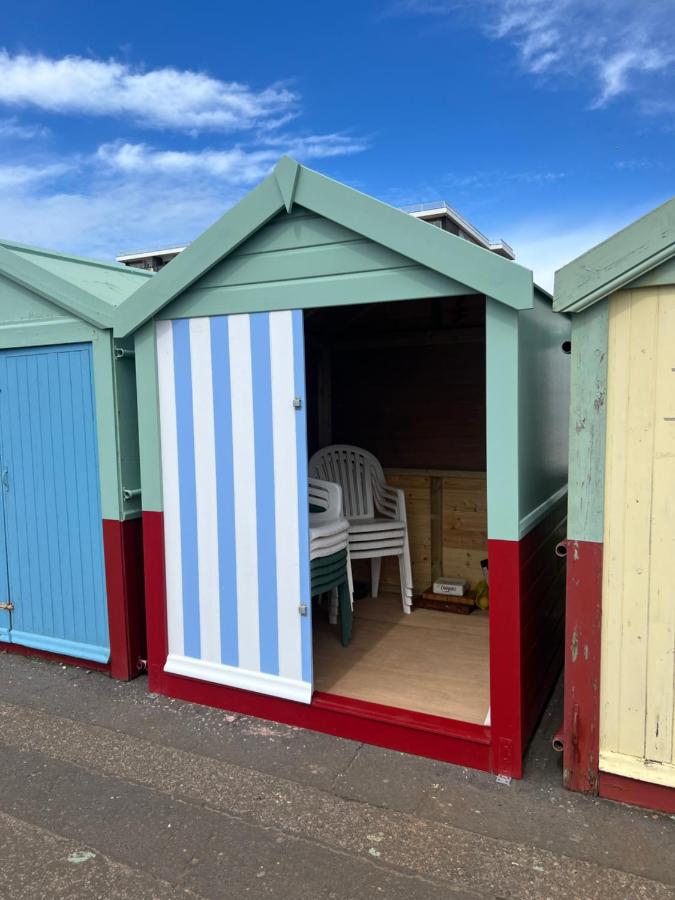 CENTRAL HOVE Large 2 bedroom Private residence with PARKING & BEACH HUT - Chambres d’hôtes Brighton