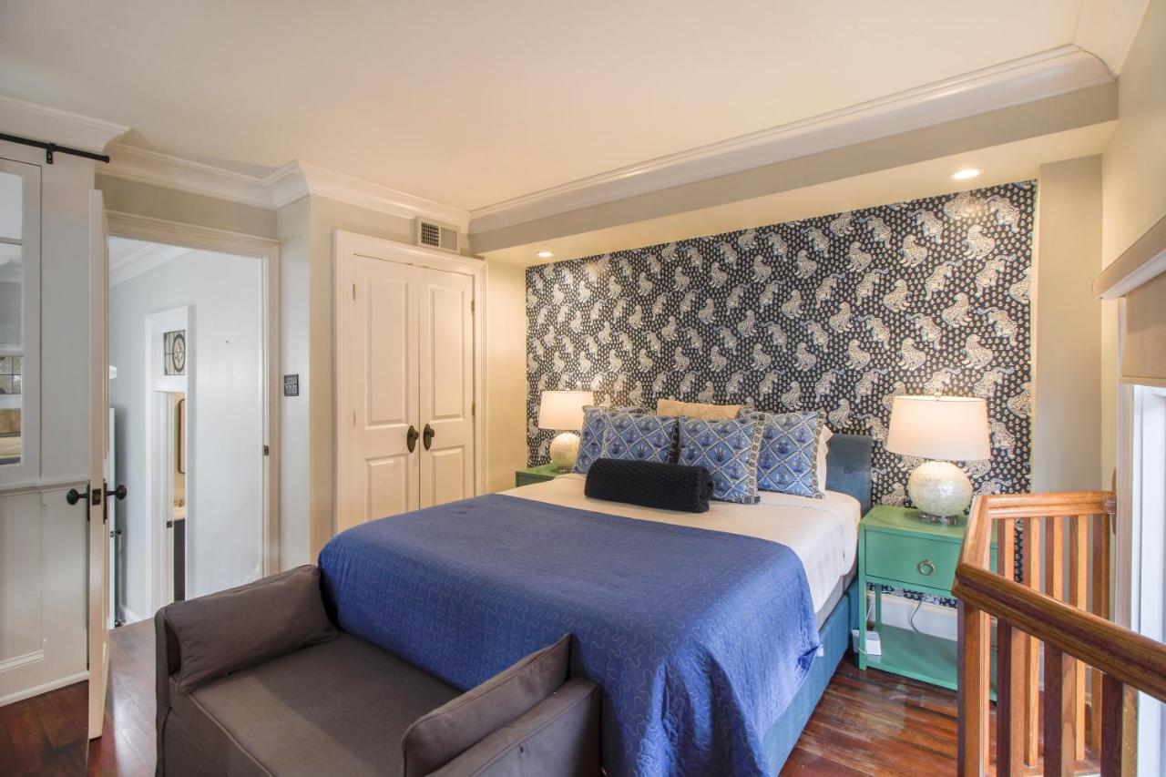 Walk to it All in Downtown, Double King Beds - B&B