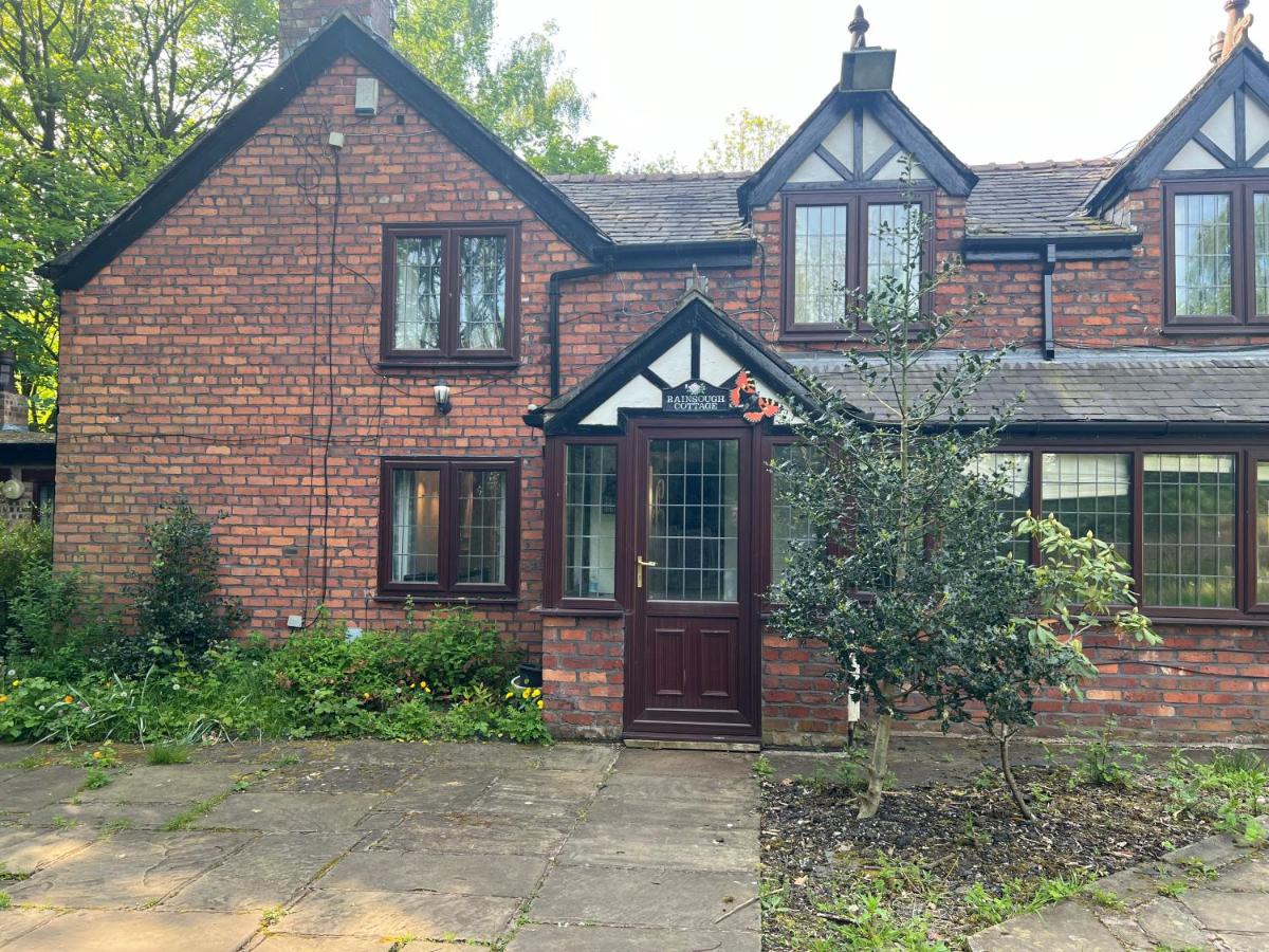 Rainsough Cottage Guest House - Sleeps upto 8 with ensuite - Free Parking & WiFi - B&B