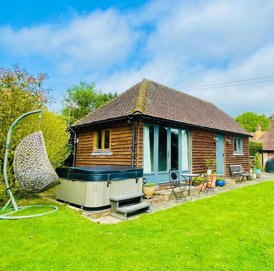 B&B Ringmer - The Barn cottage with hot tub overlooking the lake - Bed and Breakfast Ringmer