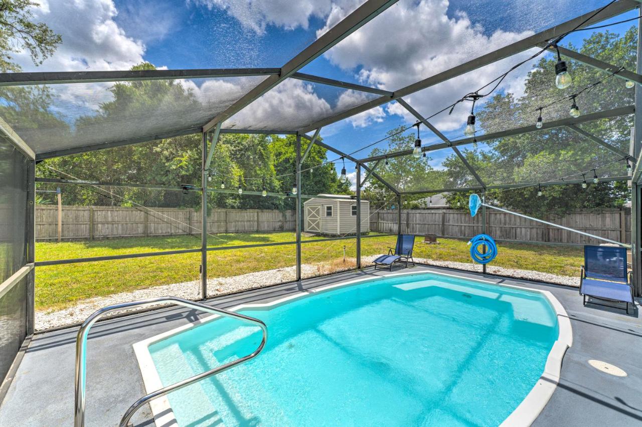 B&B Deltona - Deltona Home with Saltwater Pool and Sunroom! - Bed and Breakfast Deltona