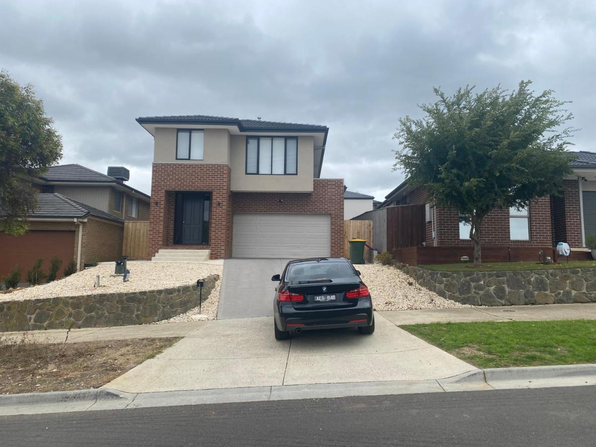 Whole House with 4QB - 44 Aspect - 30 minutes from Melbourne International Airport - 2 Minutes to Westfield Shopping Center - B&B Drouin