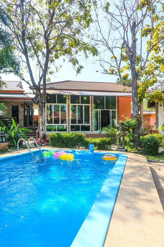 Phalaburi resort by dreamhouse - B&B