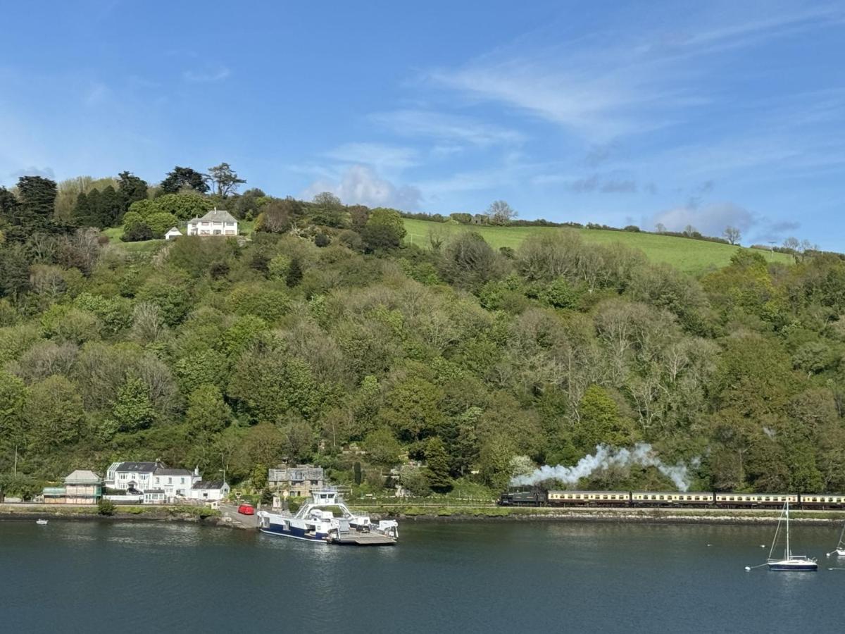 B&B Dartmouth - Ferry View - Views over the Dart, elegant three storey house, unique Sky Room - Bed and Breakfast Dartmouth