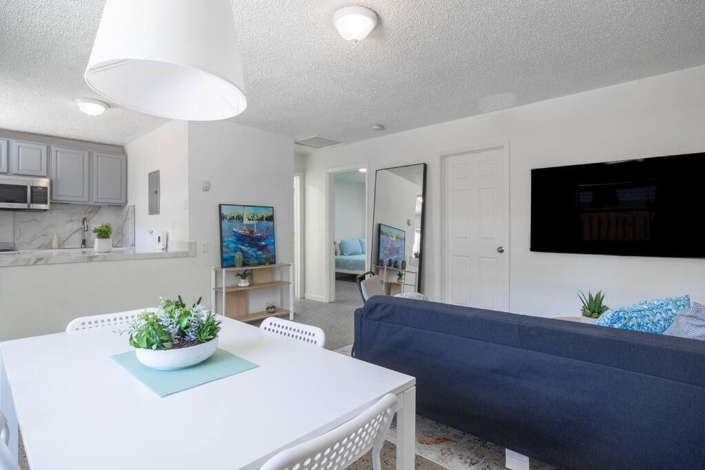 B&B Fort Lauderdale - Stylish 2 bed 1 bath w/Free Parking! - Bed and Breakfast Fort Lauderdale