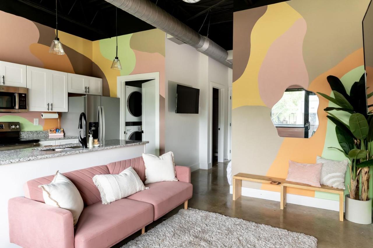 NEW Studio Sleeps 4 - 7 mins to DT - B&B