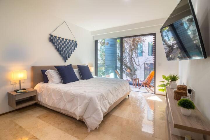 Studio Rooftop Pool & Gym