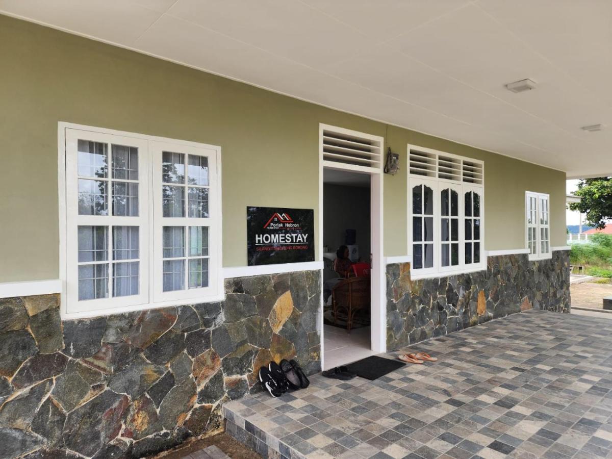 Porlak Hebron Family Homestay Silangit - Chambres d’hôtes Siborongborong