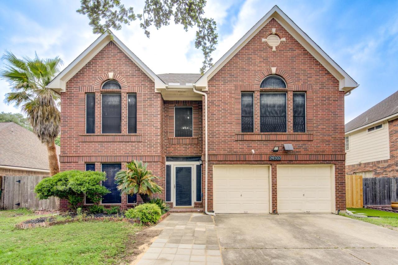 Amazing Getaway Home - 4 Bedrooms 2,5 Baths - West Houston, Katy, Richmond - Huge Pool, Mini-Golf, PingPong, Billards, BBQ, Katy Asian Town, Typhoon Waterpark, King Bed - B&B