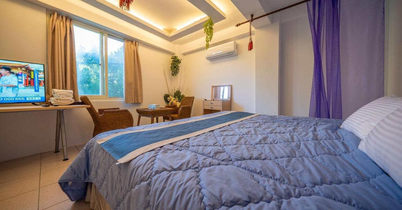 Zimmer mit Kingsize-Bett und Bergblick