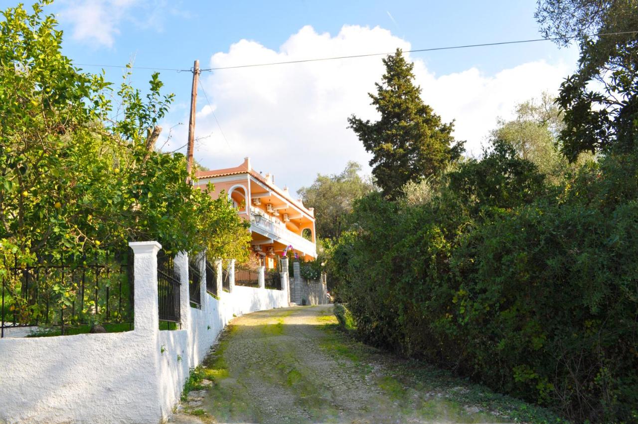 Holiday House Letta in Agios Gordios Beach in a very quiet location - B&B Agios Górdios
