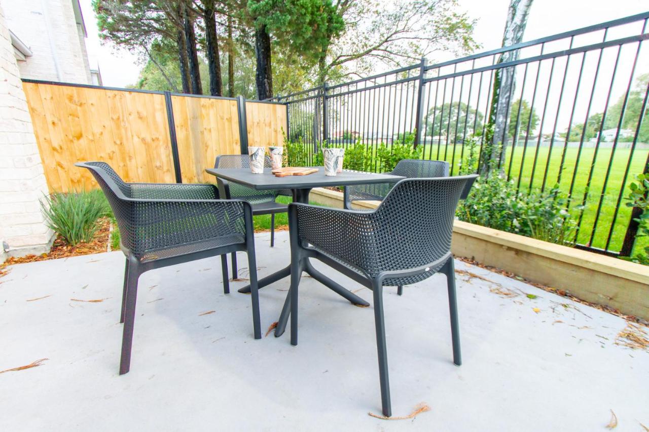 2 Bedrooms overlooking Park - Exquisite Views - Bed and Breakfast Christchurch
