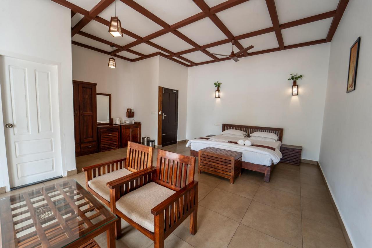 Habitación con cama extragrande y balcón