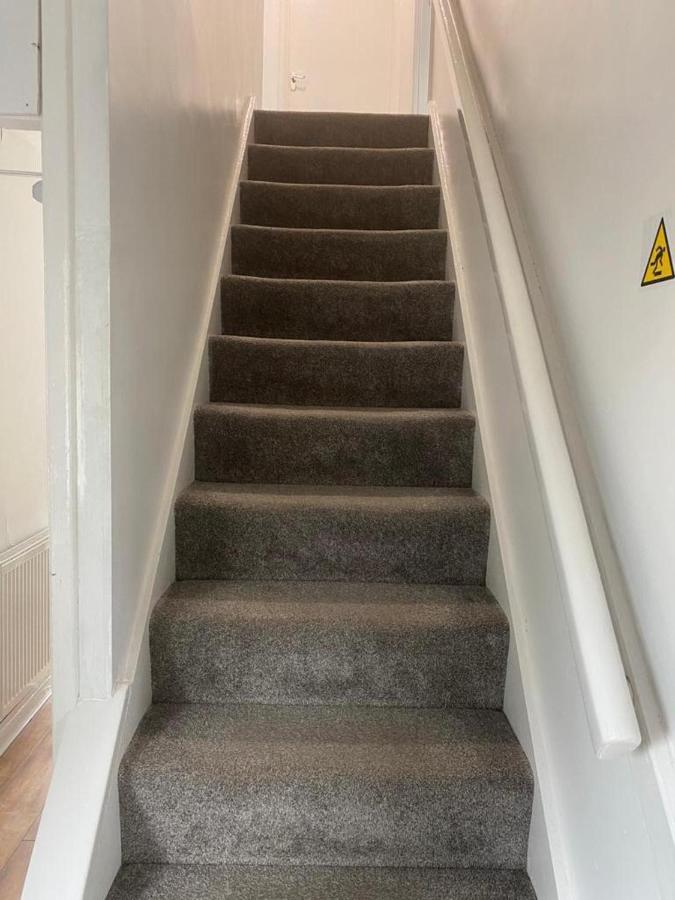 Birmingham - 4BR - Sleeps 9 - Parking - Garden - B&B
