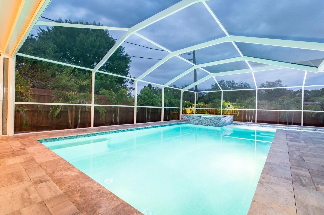 Private Heated SaltWater Pool and Spa 3-bdrm Home in Harbor Bluffs - B&B