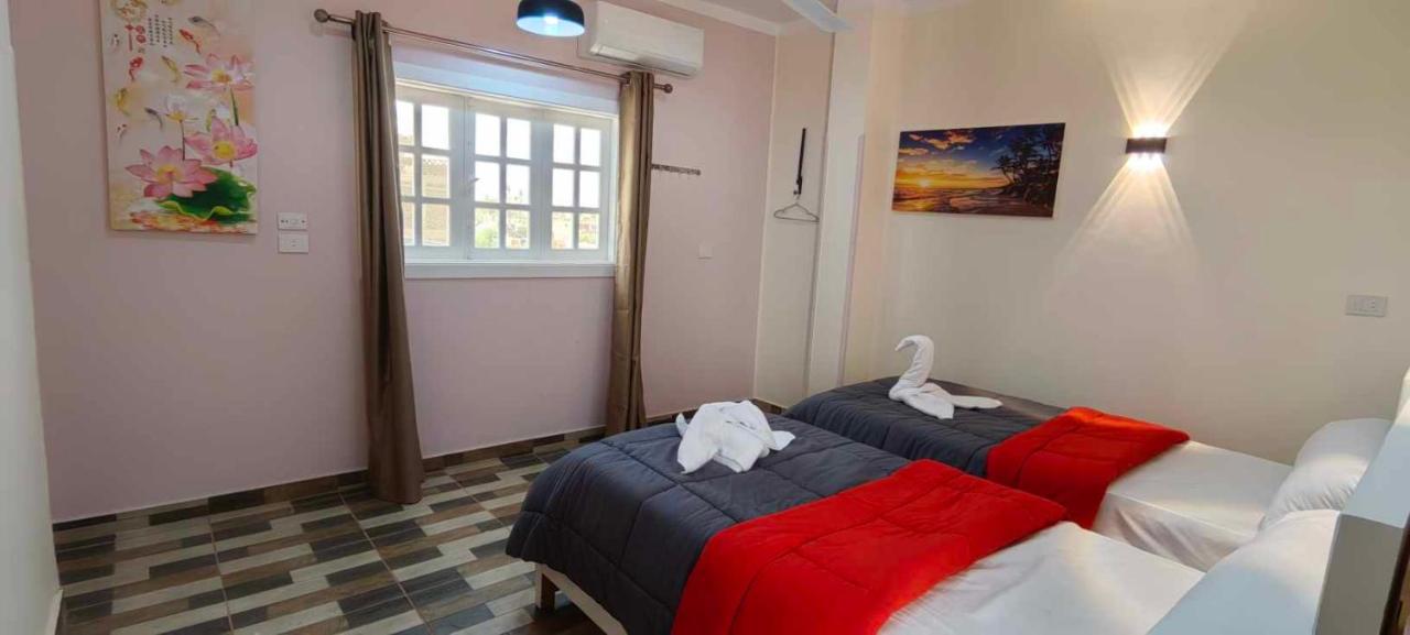 Camera Doppia con Letti Singoli e Bagno in Comune