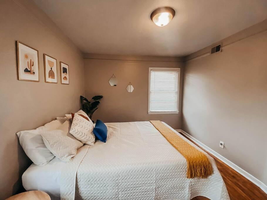 The Burrow-Cozy 3 BDRM HM - Free Parking - Bed and Breakfast Waxahachie